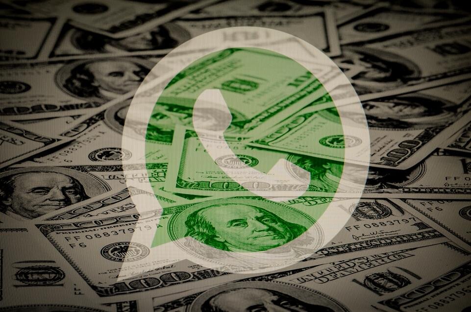 Хакеры пытаются заменить реальные приложения, такие как WhatsApp, поддельными версиями для показа рекламы