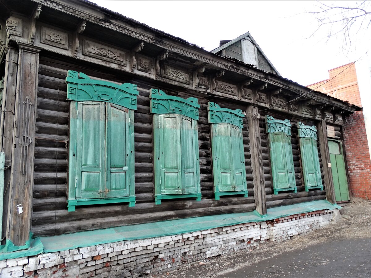 Не разбираюсь в стилях, но похоже, это мотивы модерна.