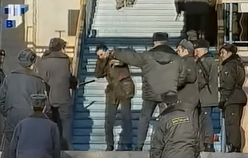 Милиция избивает болельщиков на выходе со стадиона "Лужники" после матча "Спартак" - ЦСКА. 2001 год. Скриншот с видео "ТВ Центр".