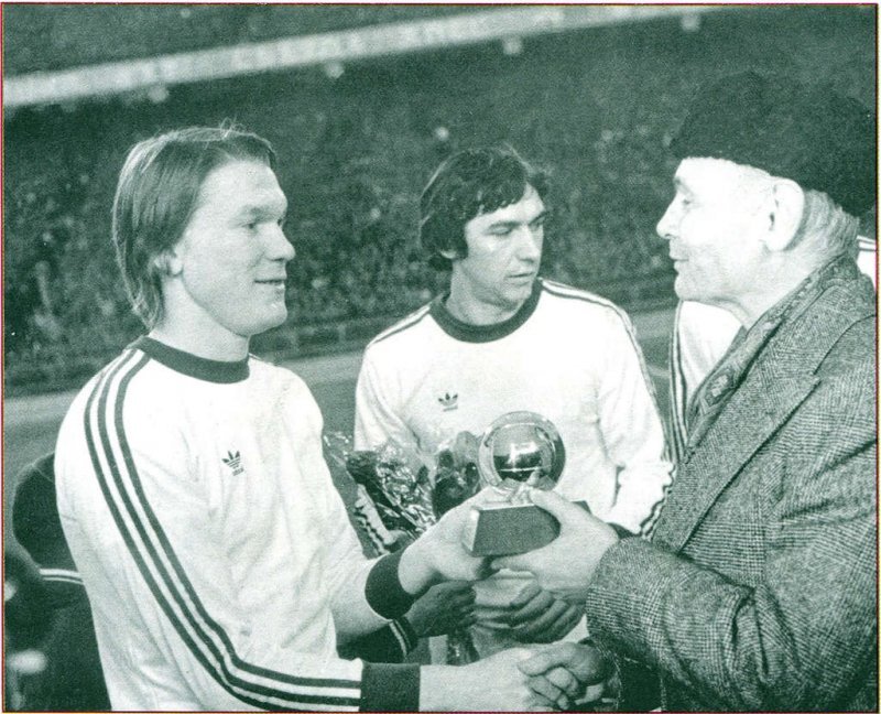 Олег Блохин получает Золотой мяч