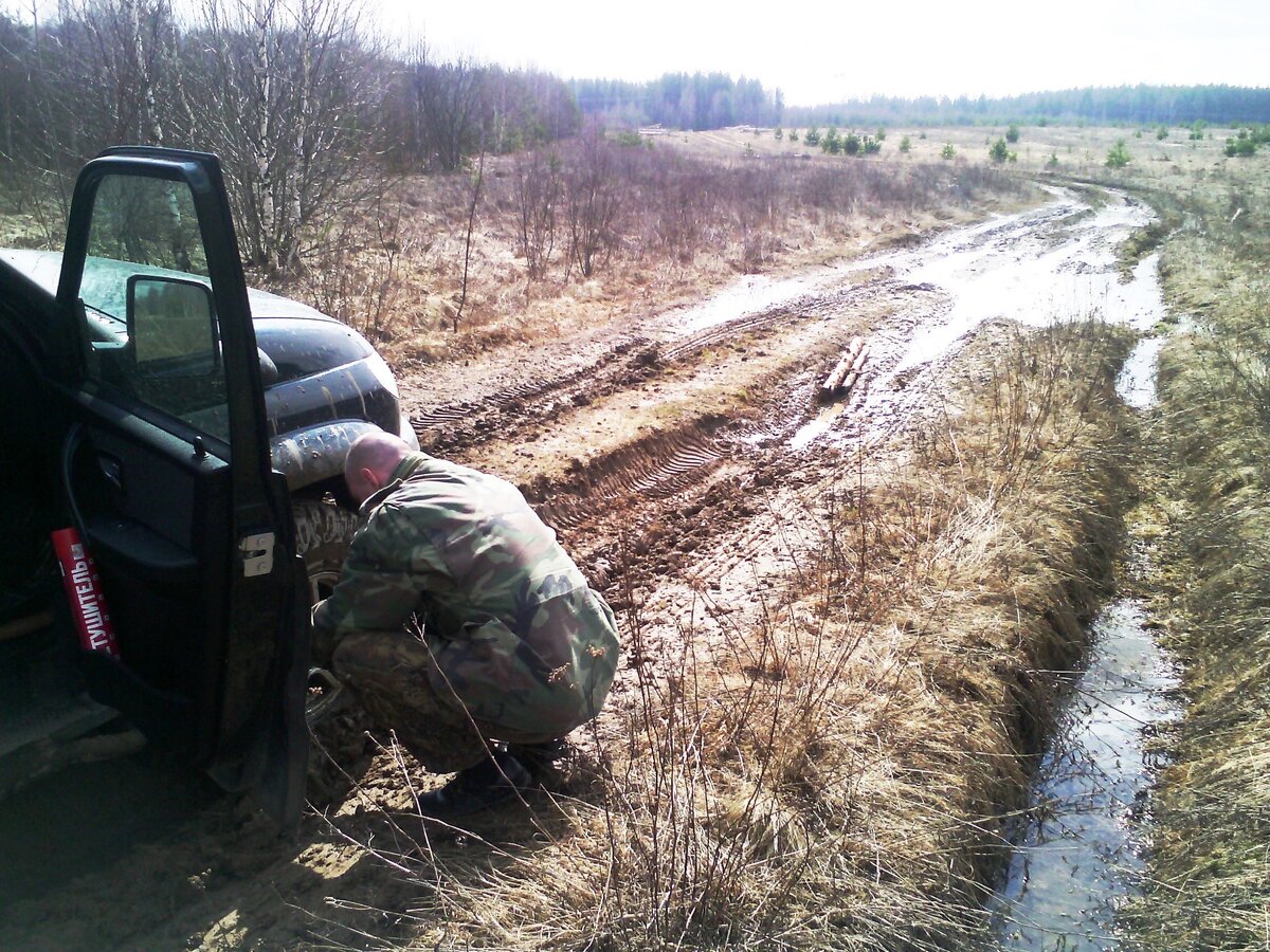 Примерно к 11.00 подъехали на поле перед лесом и сразу застряли. Связь пропала на опушке. 