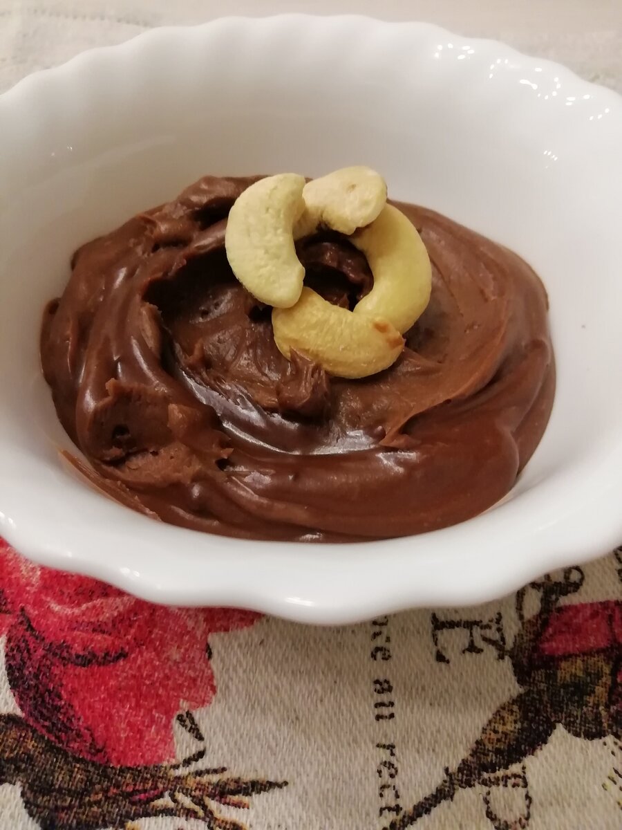 Крем получается очень вкусный, густой, шоколадно-сливочный, сахара минимум. 