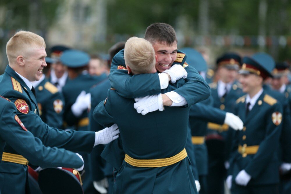 Молодой офицер вся душа нараспашку. Курсант военного училища. Курсанты выпускники. Красивые курсанты. Выпускной лейтенантов.