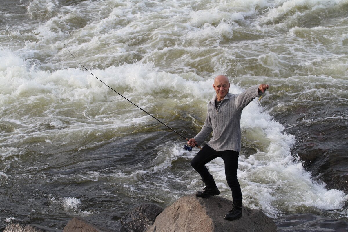 Первый порог... бушующая мощь реки... но и здесь рыбаки наши не оставляли попыток выловить блестящий приз!