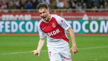 По информации Sport24, хавбек «Монако» Александр Головин может продолжить карьеру в «ПСЖ». 23-летний россиянин заинтересовал чемпионов Франции своей игрой, поэтому парижане постараются подписать полузащитника этой зимой.
