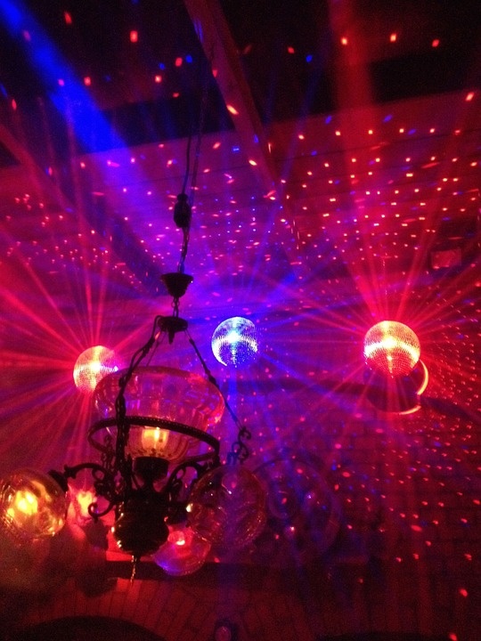 https://cdn.pixabay.com/photo/2014/06/18/16/04/dance-floor-371380_960_720.jpg