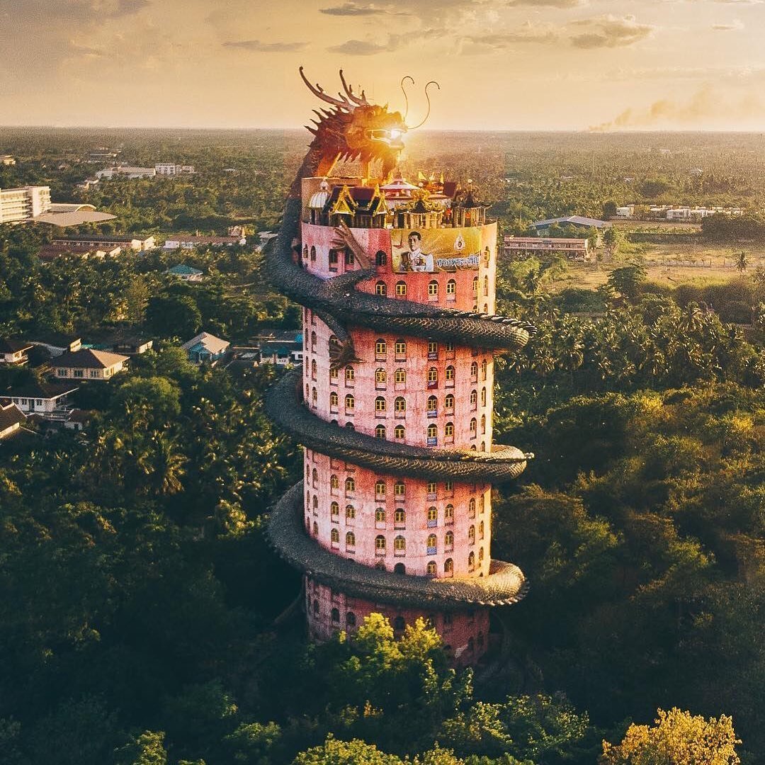 17-этажный храм, обвитый гигантским драконом