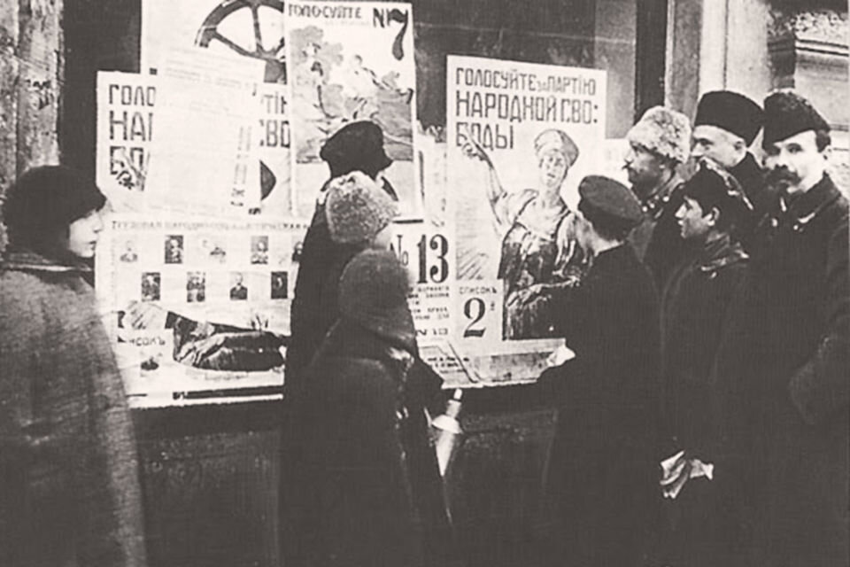 
Результаты выборов действительно указывают на отсутствие подтасовок или давления со стороны новой власти. В целом по стране первое место заняли социалисты-революционеры, чьей главной социальной опорой являлось многомиллионное крестьянство России. Второе место получили большевики — во многом за счет солдат на фронте и в тылу, а также части рабочих. При этом в Петрограде и Москве процент проголосовавших за эту партию оказался особенно высоким (45% и 48% соответственно). Конституционно-демократическая партия (кадеты) и меньшевики шли следом, значительно уступая первым двум политическим силам как по количеству голосов, так и в целом по влиянию на общественную жизнь после Октября. Тем не менее, умеренные социалисты во главе с правыми эсерами имели значительное большинство в Учредительном собрании. Это был шанс для оппозиционно настроенных депутатов взять реванш и пересмотреть итоги победы большевиков в октябре.