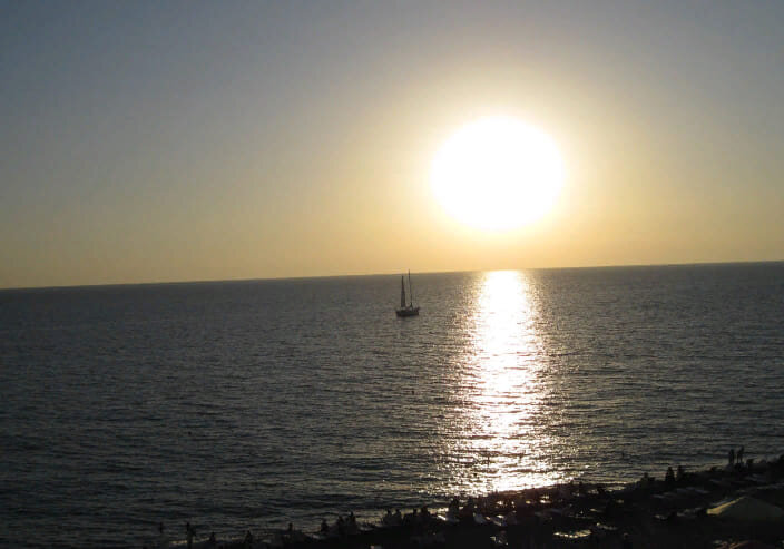 Солнце, море, парусник