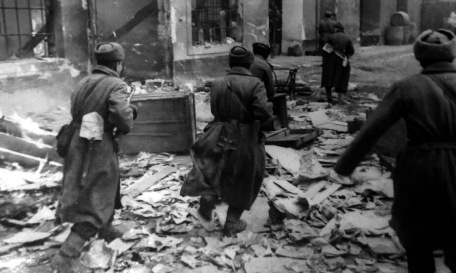 Бои в районе Будапешта велись 3,5 месяца, из них полтора месяца — в полностью окружённом городе. На фото советская пехота в бою на улицах Будапешта