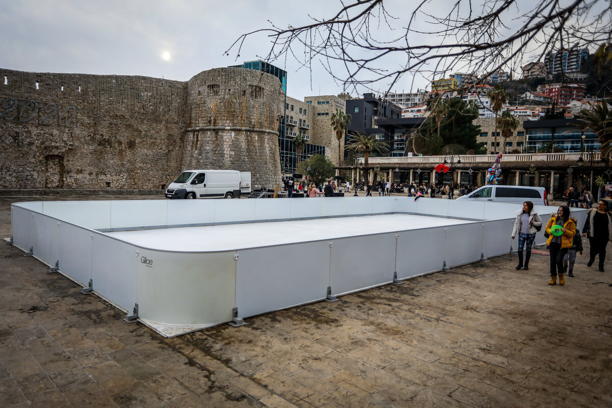 В Будве установили бесплатный каток