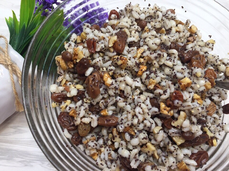 Кутья поминальная с крестом. Сочиво или кутья. Как называется крупа для кутьи. Сочиво и кутья. Сочиво и кутья.