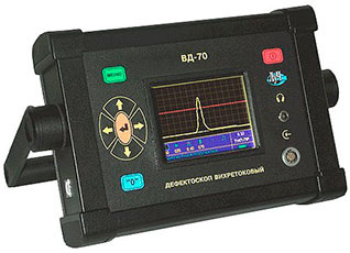 Преимущество данного метода так же в том, что во время дефектоскопии не требуется физического контакта с объектом, между ним и дефектоскопом может оставаться зазор в несколько миллиметров, что позволяет ускорить процесс выявления дефектов. Он может проводиться под водой, так же ему не мешают поверхностные загрязнения объекта. Вихретоковый контроль - единственный метод, позволяющий выявить локальные пятна твёрдости в металле под изоляционным слоем.