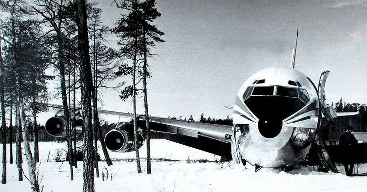 Фото сбитого Boeing 707 в Карелии. 