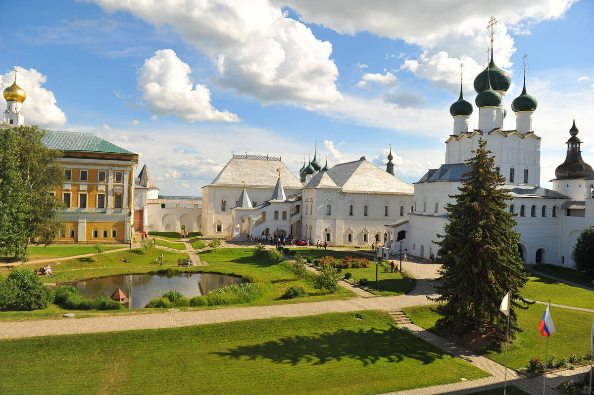 Источник фото: https://5seasons-perm.ru/russia/zolotoe-koltso-rossii/tury-po-zolotomu-koltsu-rossii/