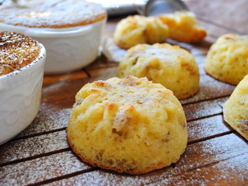 Вкусно, быстро и полезно!!! Рецепт для тех, кому катастрофически не хватает времени на готовку.
Сырники получаются очень нежными, вкусными и влажными!
Очень вкусные в охлаждённом состоянии!!!  
