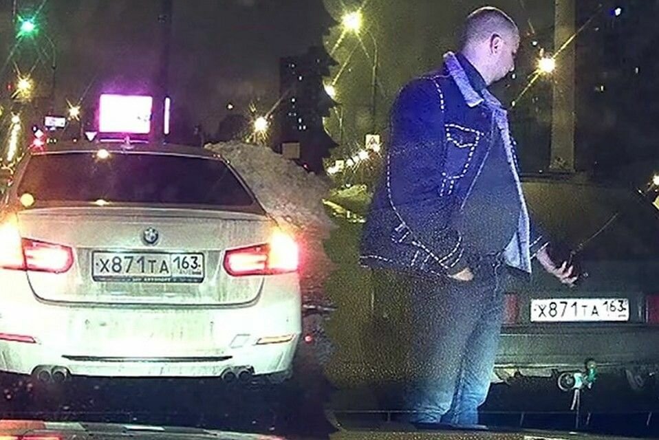 Водители продавцы милиционеры составляют. Грустный водитель. Взятка полиции. Взятка гаишнику. Инспектор дпс.
