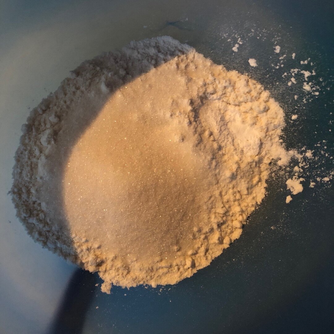 Перемешивайте сухие ингредиенты до однородной массы и только после этого вмешивайте остальные, чтобы замес получился более однородный.