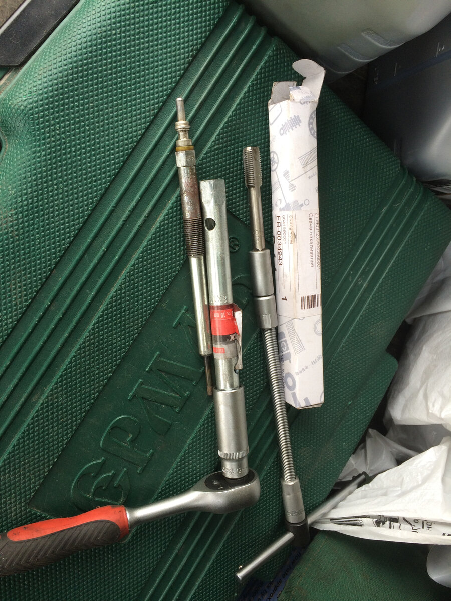 Старая свечка, и инструмент для замены.