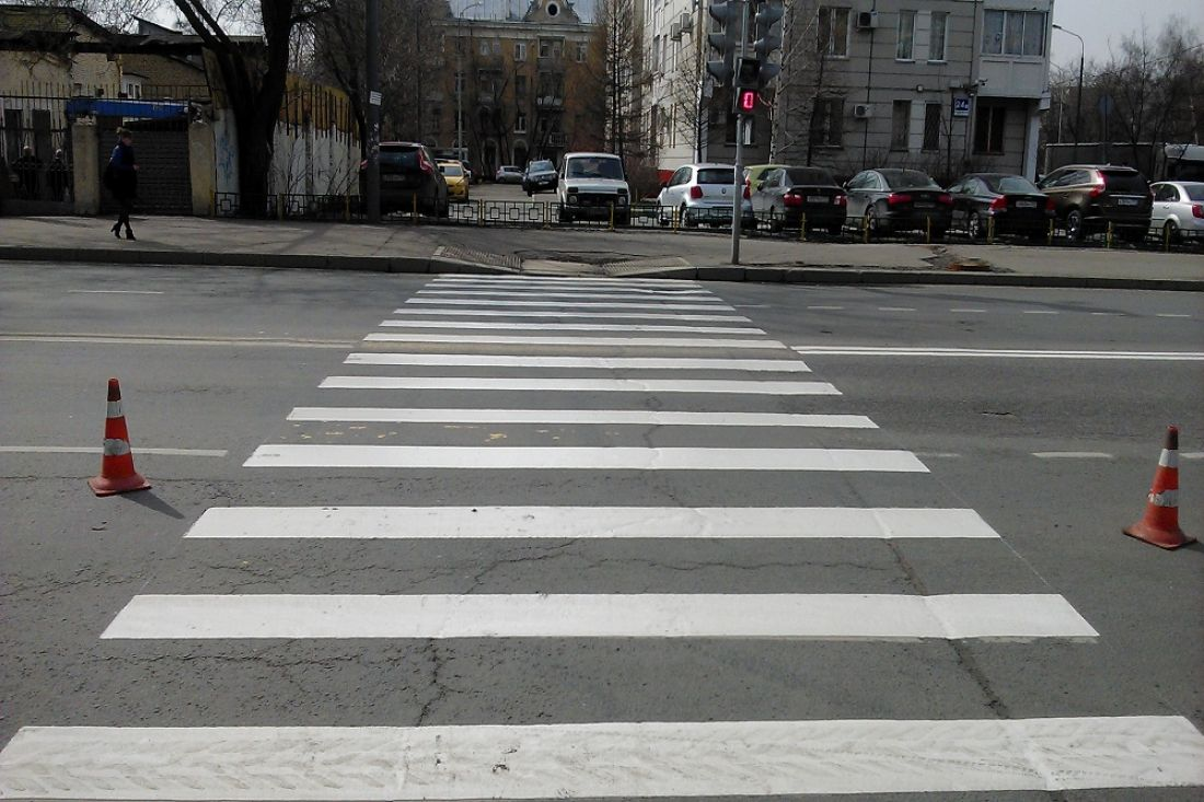 Белая разметка пешеходного перехода