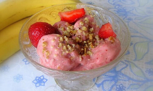 1. Клубнично-банановый сорбет с орехами и медом.  Вам понадобятся: бананы (2 шт.), клубника (350 грамм), рубленые орешки  (50-70 грамм), мед (1ст. ложка). Приготовление: нарезаем банан  кусочками, смешиваем с клубникой, затем кладем в пакет и убираем в  морозилку (примерно на 50-60 минут). Далее перекладываем фрукты в  блендер, добавляем мед и взбиваем до получения однородной массы. Готовый  сорбет украшаем орешками.