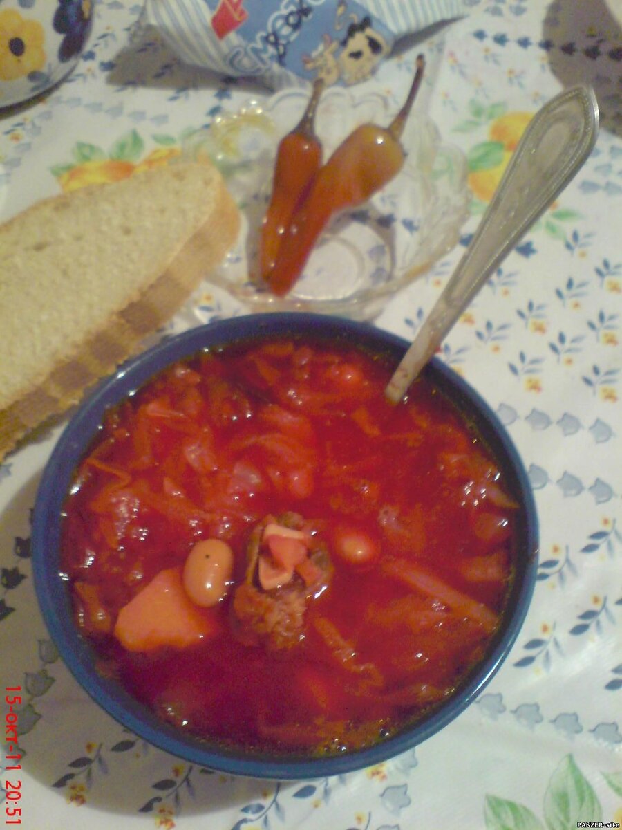 Расскажу я сегодня о блюде  более-менее традиционном, опять же, традиционном для Украины, хотя,  уверен, едят его с удовольствием и в других краях и весях.
 Совсем недавно, когда я выложил рецепт холодника камрад Wongraven,  возмутился, что названию «борщ» придали какое-то охлажденное значение,  ну, чтобы доказать, что и я не лаптем щи хлебаю, я таки расскажу и о  борще.
 Борщ считается исконно украинским блюдом, но с этим можно поспорить,  вряд ли он был традиционным веке эдак в семнадцатом, по крайней мере, в  том виде, в котором мы его теперь знаем, ведь тогда не было, ни  картошки, ни томатов. Посему, как это сейчас не будет выглядеть  кощунственно, прародитель борща, скорее всего, до сих пор готовящийся в  России, свекольник, а, возможно, и щи. Собственно и борщи-то готовят  по-разному, и кое-где не используют ни помидоры, ни томатную пасту.
 Но, обо всем по порядку.
 Что же нам нужно для приготовления борща?
 Свекла – 1 штука, средних размеров.
 Мясо, грамм 200-300, в зависимости насколько наваристый  планируется борщ, наличие косточки в мясе приветствуется. Я готовил на  говядине, но многие предпочитают свинину, а некоторые добавляют и  перемолотое сало, но для меня это уже занадто. С детства не любил  шкварки в борще, они плавали в жирных капельках, как в скафандрах и  портили мне аппетит.
 Стоит, наверное, упомянуть, что в детстве я борщ не любил, наверное, как  раз именно из-за вот этих самых шкварок. Сейчас, когда часто готовлю  его  сам, ем, и даже, иногда, с удовольствием, впрочем, нравится мне и  как готовят/готовили борщ мои фемины.
 Фасоль – 1 стакан, желательно фасоль перед варкой замочить, ну или поступить хитрее, как я, купить фасоль уже готовую.
 Лук репчатый. Хватает, обычно, одной нормальных размеров луковицы.
 Картофель – штуки 3, будет достаточно.
 Помидоры или томатная паста. Многие пользуются именно томатной  пастой, но я предпочитаю, если есть такая возможность, использовать  помидоры, как в данном случае.
 Капуста. Опять же, все зависит от предпочтений того, кто готовит.  Я, например, люблю борщ жидкий, поэтому капустой стараюсь не  злоупотреблять.
 Морковь – 1-ой штуки более чем достаточно.
 Чеснок, соль, перец, лавровый лист – по вкусу.