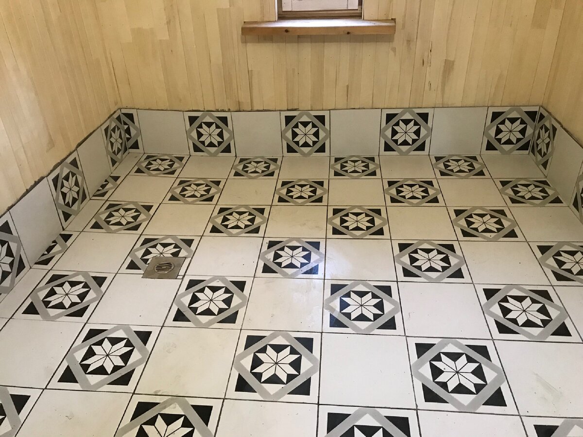 Из - за геометрического узора помещение смотрится очень большим.