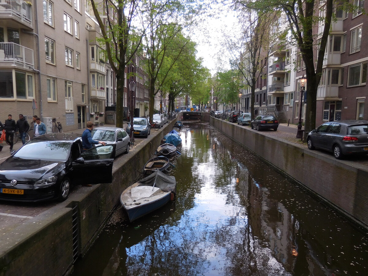 Выйти из машины и не упасть в канал — не страшно? Нет? А, паркуясь, упасть в канал вместе с машиной?