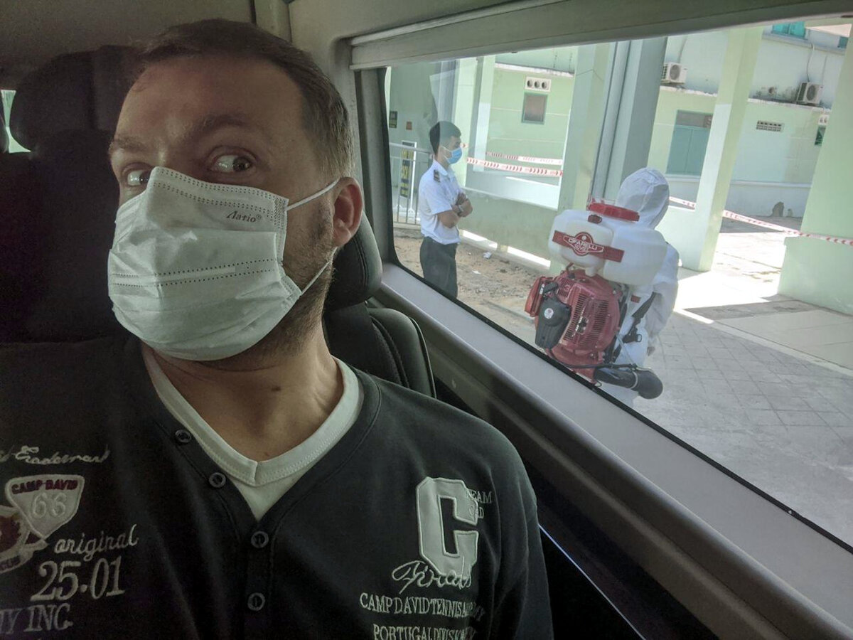 Друг попал в карантин во Вьетнаме. Показывает, как выглядит спец. больница