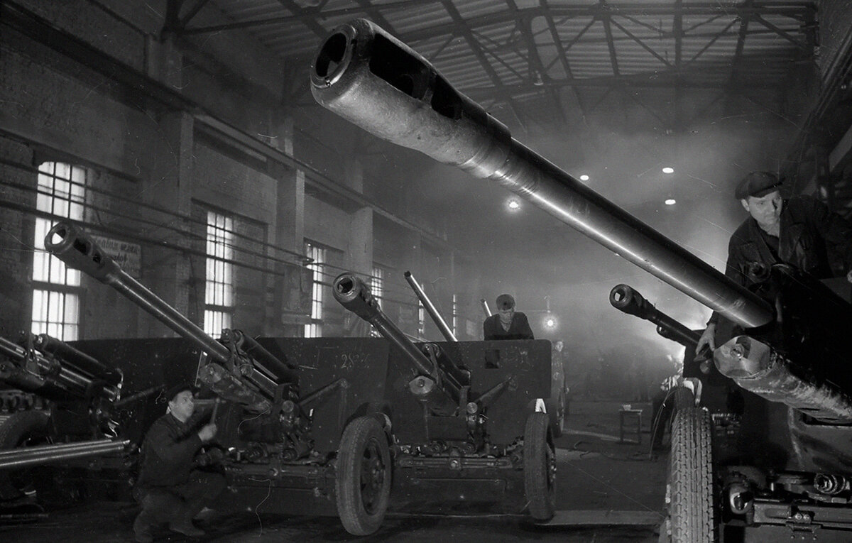 Сборка ЗИС-3 на заводе Грабина (источник http://waralbum.ru/321424/)