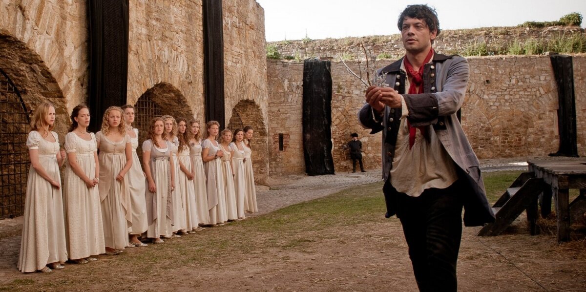 Кадр из фильма "Стоптанные туфельки" (2011)