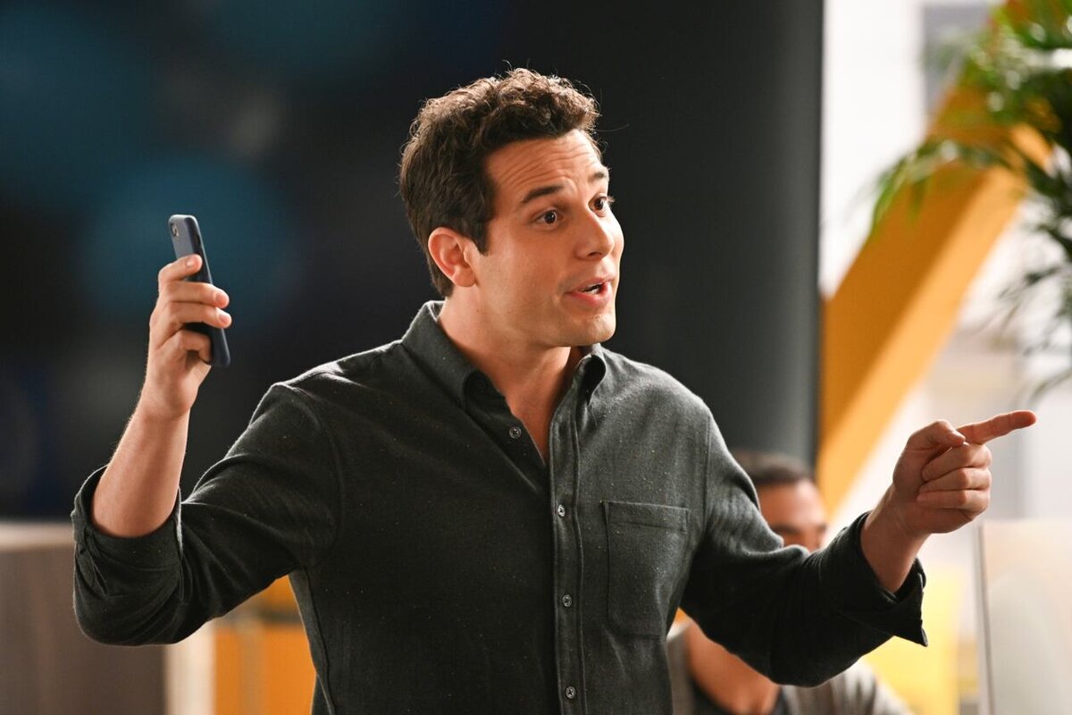                                                      Скайлар Эстин (Skylar Astin) в роли Макса. 
               Кадр из Zoey's Extraordinary Playlist, 2020, взятый из открытых источников.