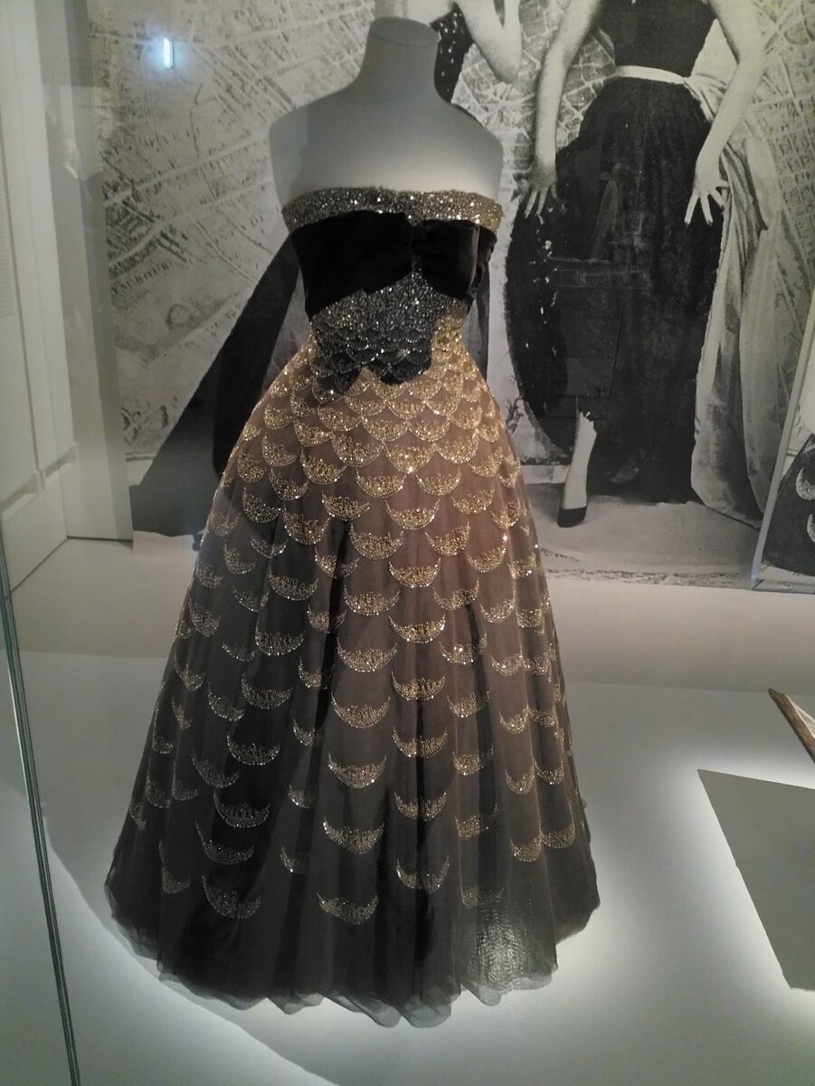 Из экспонатов выставки Harper's Bazaar, Premier Magazine De Mode