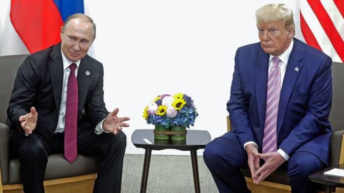 Президент России Владимир Путин провел телефонный разговор со своим американским коллегой Дональдом Трампом. Об этом сообщили в Кремле в понедельник, 30 марта.Лидеры двух стран выразили общую озабоченность из-за распространения в мире коронавирусной инфекции. Путин и Трамп рассказали друг другу, какие меры Россия и Соединенные Штаты предпринимают для борьбы с COVID-19. Президенты России и США согласились о возможном более тесном взаимодействии стран для борьбы с заболеванием.«Главы государств выразили серьезную озабоченность в связи с масштабами распространения коронавируса в мире и проинформировали друг друга о предпринимаемых в России и США мерах по противодействию этой угрозе. Обсуждены возможности более тесного взаимодействия двух стран на этом направлении», ― говорится в сообщении пресс-службы Кремля, опубликованном в понедельник, 30 марта.
