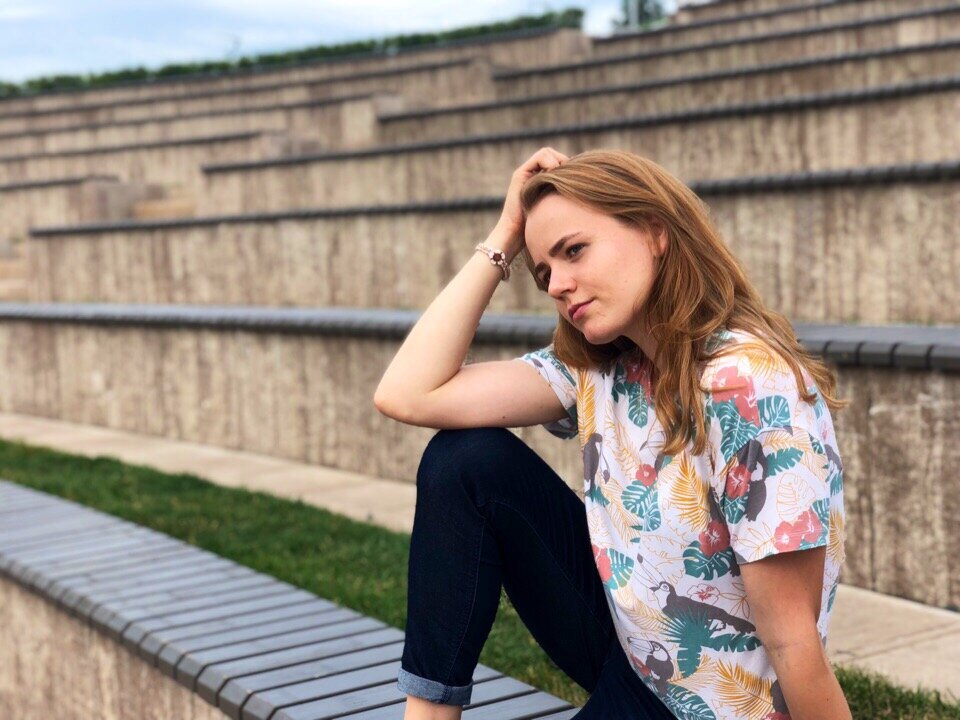 Меня зовут Лера. Мне 20 лет. 