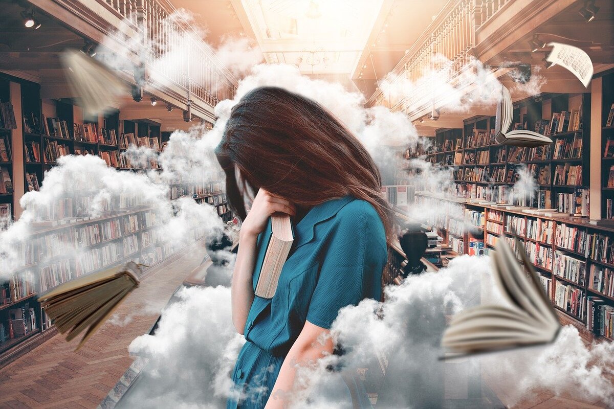 Девушка в мире книг