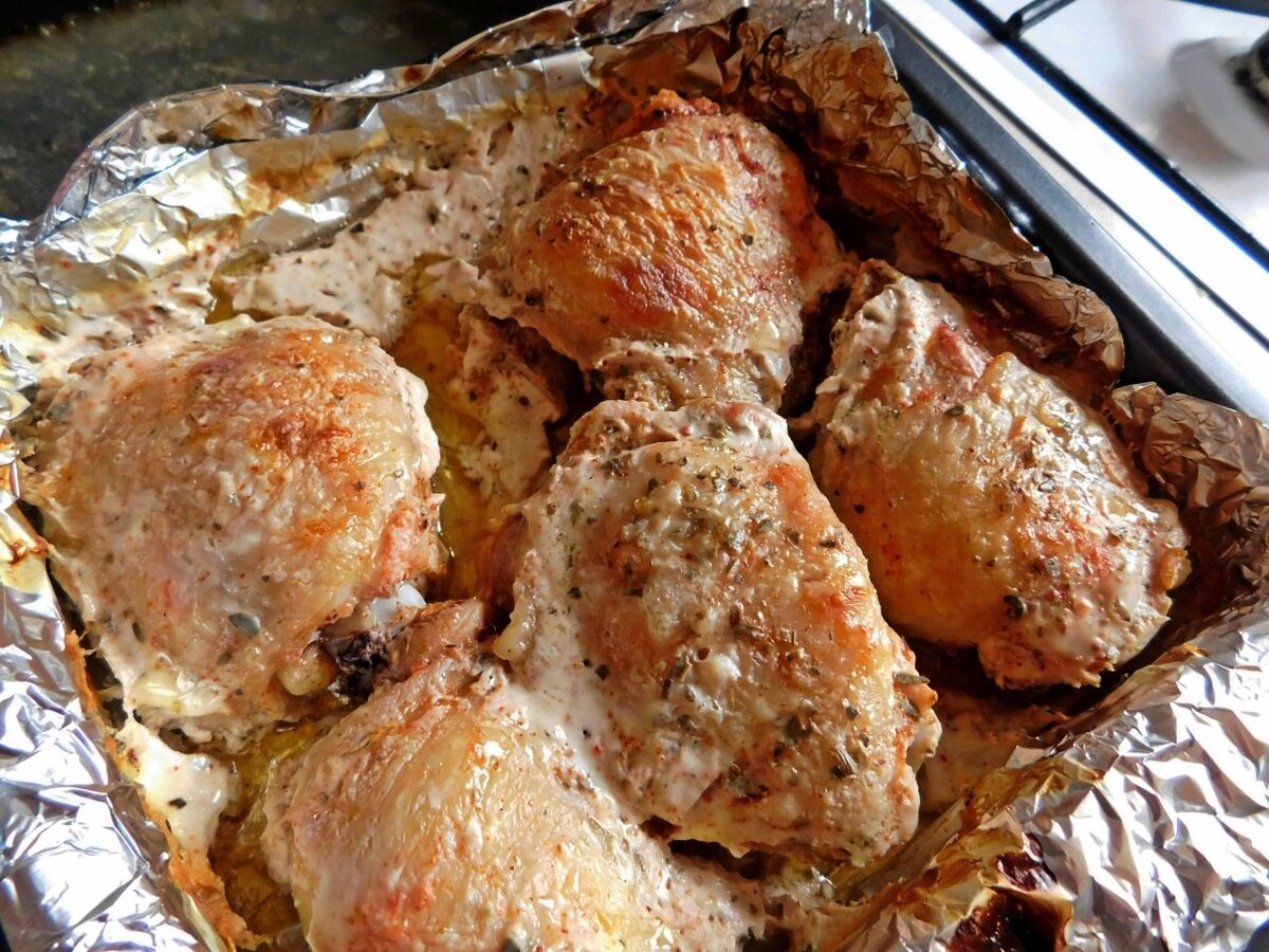 Курица в кефире в духовке готовится просто и быстро, получается вкуснейшее мягкое мясо курицы.