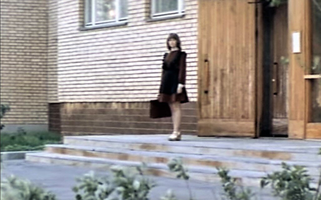 Живёт Дина в новом кирпичном доме в Большом Харитоньевском, 5.  Кадр из фильма.