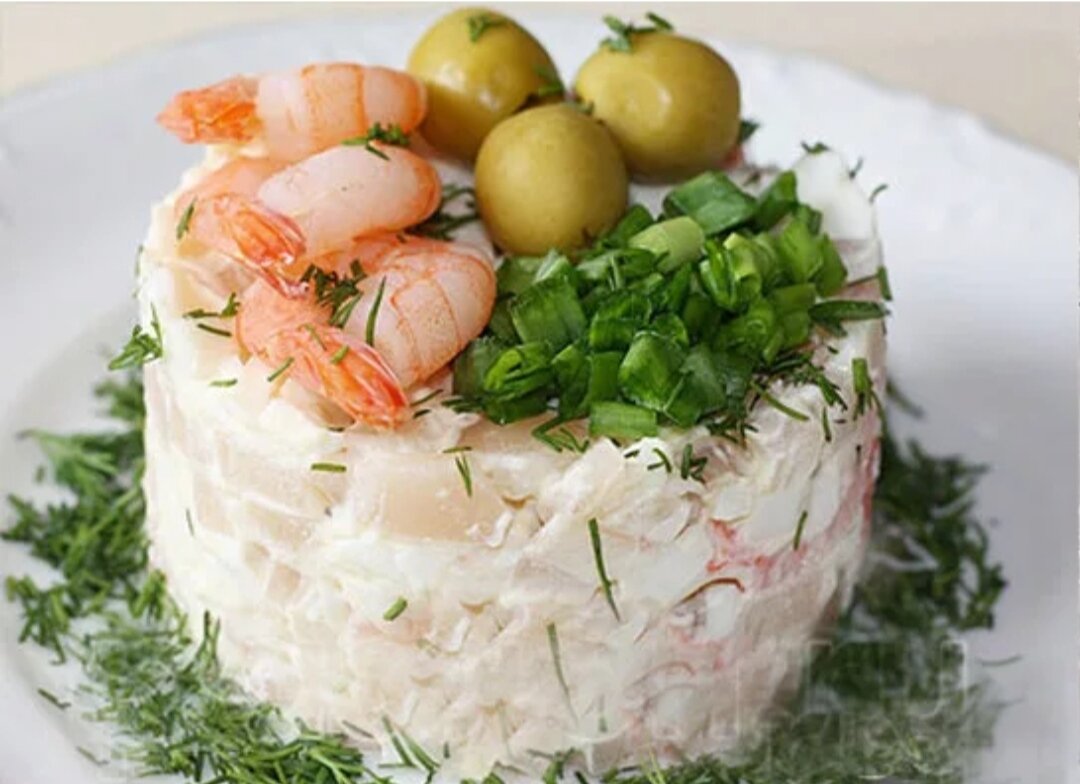 салат морской прибой. салат морской прибой с кальмарами и креветками. салат морская звезда с красной икрой и кальмарами. салат морской прибой. салат морской прибой.