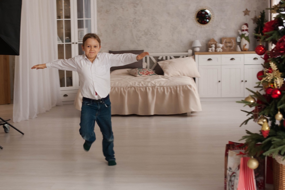 К чему приводит подавление эмоций 🤯 ⠀
ВЕДИ СЕБЯ ПРИЛИЧНО! Ты же девочка/воспитанный человек/взрослый (нужное подчеркнуть). Знакомо?
⠀
Вместо того, чтобы реагировать на стресс естественным образом - бежать, кричать, рыдать. Мы, взрослые люди, подавляем в себе эти порывы, чтобы выглядеть прилично. А ведь природу не обманешь. И мышцы спазмируются.
⠀
Видели малышей, как они реагируют на стресс? Делают всё, чтобы разрядить мышечное напряжение - рыдают, топают ножками...
А мы подавляем свои эмоции, чтобы быть приличным человеком и поэтому в мышцах скапливаться много напряжения.
⠀
🙎Напряжённые плечи - печать страха и тревоги.
⠀
🙁Амимичное лицо - подавление желания укусить
⠀
👣Напряжение ног - когда бегство не в почёте и мы стоим на месте.
⠀
👊Напряжение в руках - сдержали агрессию вместо того, чтобы врезать обидчику в лицо.
⠀
😤Напряжение в дыхании - когда хотелось кричать, но вы сдержалась.
⠀
🤯Напряжение в голове - головные боли - хотелось расплакаться, когда обидели, но сдержались.
⠀
Мышечное напряжение во всем теле. Дети хорошо спят, потому что мышечное напряжение вышло у него в истериках и капризах.
⠀
Поэтому всем взрослым надо танцевать! В танце лучше всего расслабляются мышцы.
⠀
Давайте 30-тидневный челендж - минимум 10 минут в день танцевать! 💃🕺В качестве психотерапии.
⠀
Танцевать так, как будто тебя никто не видит. 🔥🔥🔥Танцевать под любую музыку. Главная идея - задействовать все мышцы и расслабить их хорошенечко!