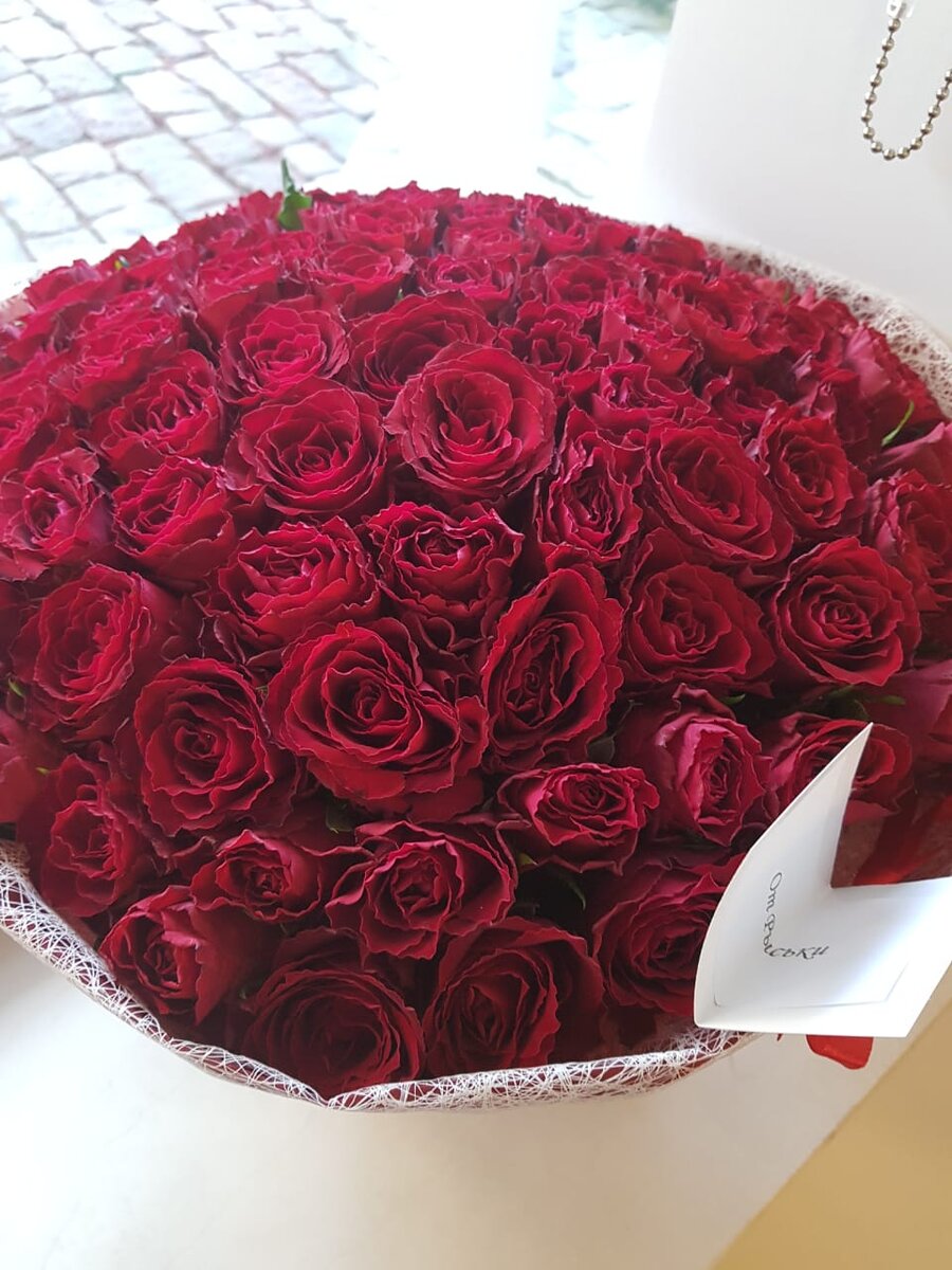 Цветы от бывшего на день рождения 101 роза, после предательства решил расщедриться))) 