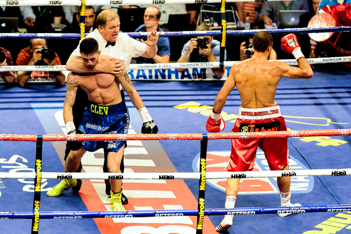 Сергей Ковалев нокаутирует Нэйтана Клеверли и становится чемпионом WBO