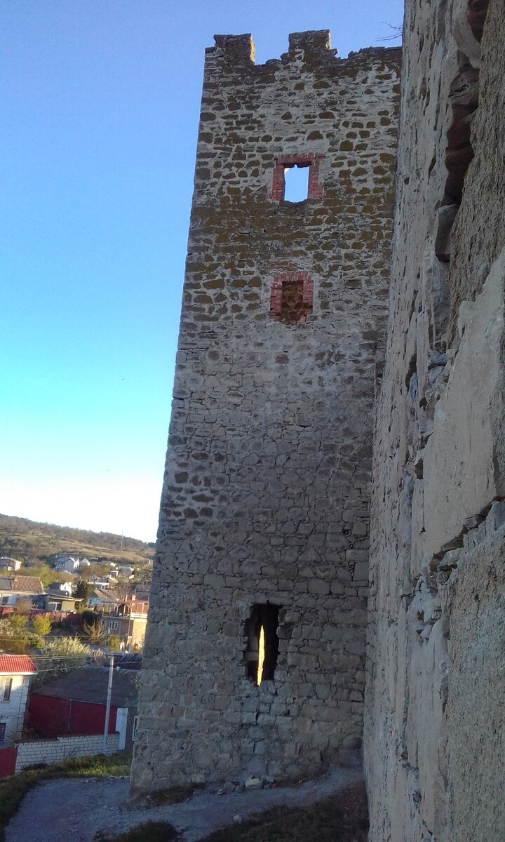 Вид на Башню  снаружи цитадели.