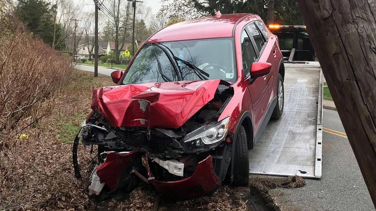 Полиция сообщила, что владелец этого транспортного средства потерял сознание и разбился после того, как в течение нескольких часов носил маску N95 за рулем. (Департамент полиции Линкольн-Парка)