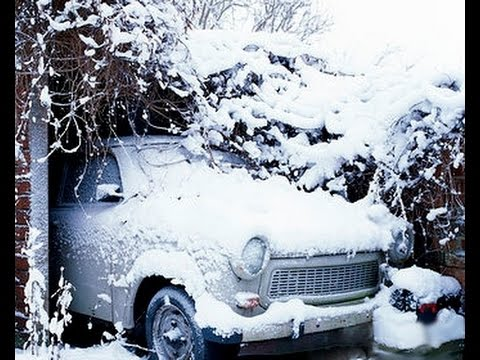 Как хранить машину зимой. Автомобиль в гараже зимой. гаражи зима. машина на кирпичах зимой. гараж с заготовками на зиму и машиной.