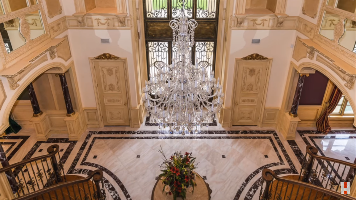 Вот так выглядит вход в этот дворец