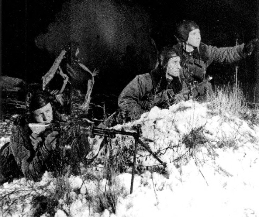 Ночные учения армейского спецназа. Эпоха, когда в Советскую Армию ещё не пришёл Ручной Пулемёт Калашникова. Поэтому бойцы пользуются  Ручным Пулемётом Дегтярёва с ленточным заряжанием. Середина 1950-х годов