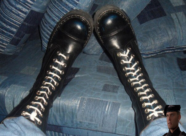 Что означают белые шнурки в чёрных берцах и почему их лучше не носить .
