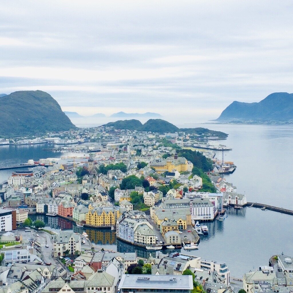 Разноцветный городок среди туманных фьордов