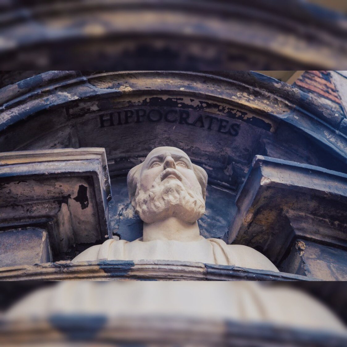 Статуя Гиппократа
